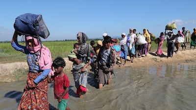 Rohingya refugees walk towards a refugee camp after crossing the border in Anjuman Para near Cox's Bazar, Bangladesh, November 19, 2017. REUTERS/Mohammad Ponir Hossain