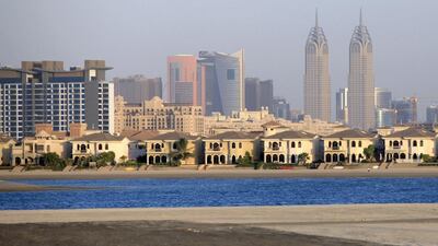 Palm Jumeirah villas: Q3 down 3%. 3BR - Dh260-380,000. 4BR - Dh400-525,000. 5BR - Dh500,950,000. Q3 2013-Q3 2014 up 14%. Sarah Dea / The National