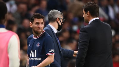 Paris Saint-Germain's Argentinian forward Lionel Messi leaves the pitch after chatting with Paris Saint-Germain's Argentinian head coach Mauricio Pochettino. AFP