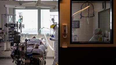 Two nurses takes care of a ventilated patient. For the first time in two months, the number of people hospitalized for Coronavirus in Belgium has dropped slightly, from 7,487 patients to 7,405. Getty Images