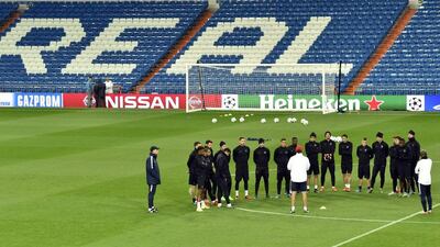 Paris Saint-Germain coach Laurent Blanc (C) speaks to PSG players during a training session on November 2, 2015 at Santiago Bernabeu stadium, on the eve of an Uefa Champions League football match against Real Madrid. AFP PHOTO / GERARD JULIEN