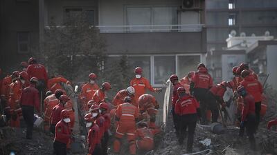 Rescue workers in Bayrakli, a district in Izmir, search for survivors on Tuesday. A 7.0-magnitude earthquake struck Turkey and Greece on October 29, killing about 100 people and injuring thousands. AFP