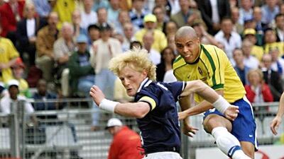 Scottish defender Colin Hendry tries to stop a ball shot by Brazilian forward Ronaldo on June 10, 1998 at the Stade de France in a 1998 World Cup Group A first round match.