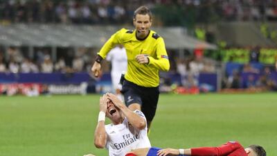 Real Madrid’s Pepe reacts after clashing with Atletico Madrid’s Yannick Ferreira Carrasco as referee Mark Clattenburg looks on. Reuters / Carl Recine
