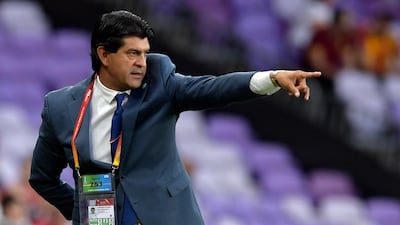 Guadalajara's coach Jose Cardozo speaks to his players during the second round match of the FIFA Club World Cup 2018 football tournament between Japan's Kashima Antlers and Mexico's C.D. Guadalajara at the Hazza Bin Zayed Stadium in Abu Dhabi, the capital of the United Arab Emirates, on December 15, 2018. / AFP / Giuseppe CACACE