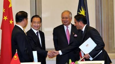 In the presence of Chinese Premier Wen Jiabao (left, back row) and Malaysian Prime Minister Dato? Sri Najib Razak, Mr Mohamed Alabbar (right) and Mr Zhang Chengzhong of CHINALCO (left) formalise the joint venture agreement between GIIG Holdings Sdn Bhd and CHINALCO to develop a US$1.6 billion aluminium smelting plant in the State of Sarawak in Malaysia. Courtesy of ASDA'A Burson-Marsteller