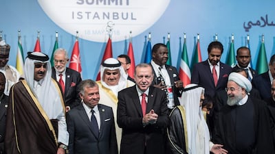 Turkish President Recep Tayyip Erdogan (C), Kuwaiti Emir Sheikh Sabah Al-Ahmad Al-Sabah (2-R), Iranian President Hassan Rouhani (R) and King Abdullah II of Jordan (2-L), pose with other participants for a photo session at the extraordinary summit of the Organisation of Islamic Cooperation (OIC) in Istanbul, on May 18, 2018. (AFP/Yasin Akgul)