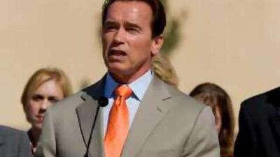 Arnold Schwarzenegger, California's governor, announces new menu legislation outside a Chili's restaurant.