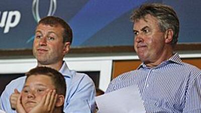 Hiddink, right, is good friends with Chelsea's Russian benefactor Roman Abramovich, left, and said he would be happy to help at Stamford Bridge.