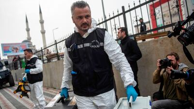 Turkish forensic arrive at an underground car park cordoned off by Turkish police after they found an abandoned car belonging to the Saudi consulate, on October 23, 2018 in Istanbul. / AFP / Yasin AKGUL