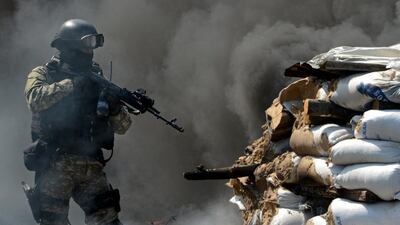 A member of the Ukrainian special forces takes position at an abandoned roadblock in the eastern Ukrainian city of Slaviansk on April 24, 2014. Kirill Kudryavtsev / AFP