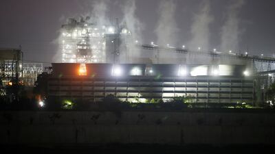 Smoke billows from the cooling towers of a coal-fired power plant in Ahmedabad, India, October 13, 2021. REUTERS / Amit Dave