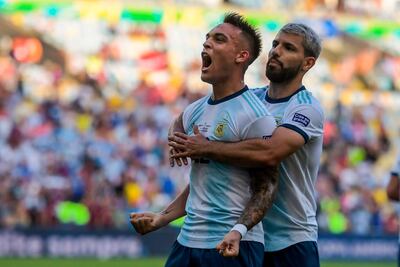 TOPSHOT - Argentina's Lautaro Martinez (L) celebrates with teammate Sergio Aguero after scoring against Venezuela during their Copa America football tournament quarter-final match at Maracana Stadium in Rio de Janeiro, Brazil, on June 28, 2019. / AFP / Carl DE SOUZA