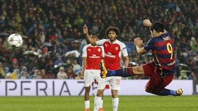 Luis Suarez scores the second goal for Barcelona. Action Images via Reuters / Carl Recine