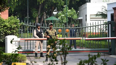 Security personnel stand guard at a gate of the Indian prime minister's house in New Delhi on August 5, 2019. Authorities in Indian-administered Kashmir placed large parts of the disputed region under lockdown early August 5, while India sent in tens of thousands of additional troops and traded accusations of clashes with Pakistan at their de facto border. / AFP / Sajjad HUSSAIN