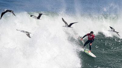 Peru's Lucca Mesinas competes during the men's surfing shortboard bronze medal final of the Pan American Games Santiago 2023 in Punta de Lobos beach in Pichilemu, Chile, on October 30, 2023. (Photo by ERNESTO BENAVIDES / AFP)