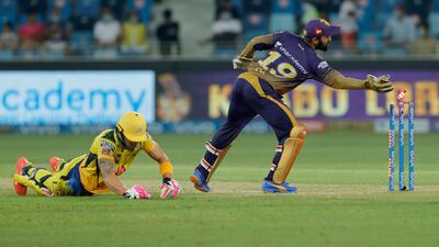 Dinesh Karthik of Kolkata Knight Riders trying to run out Faf du Plessis.