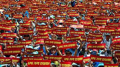 Taxi drivers go on strike on Seoul today.