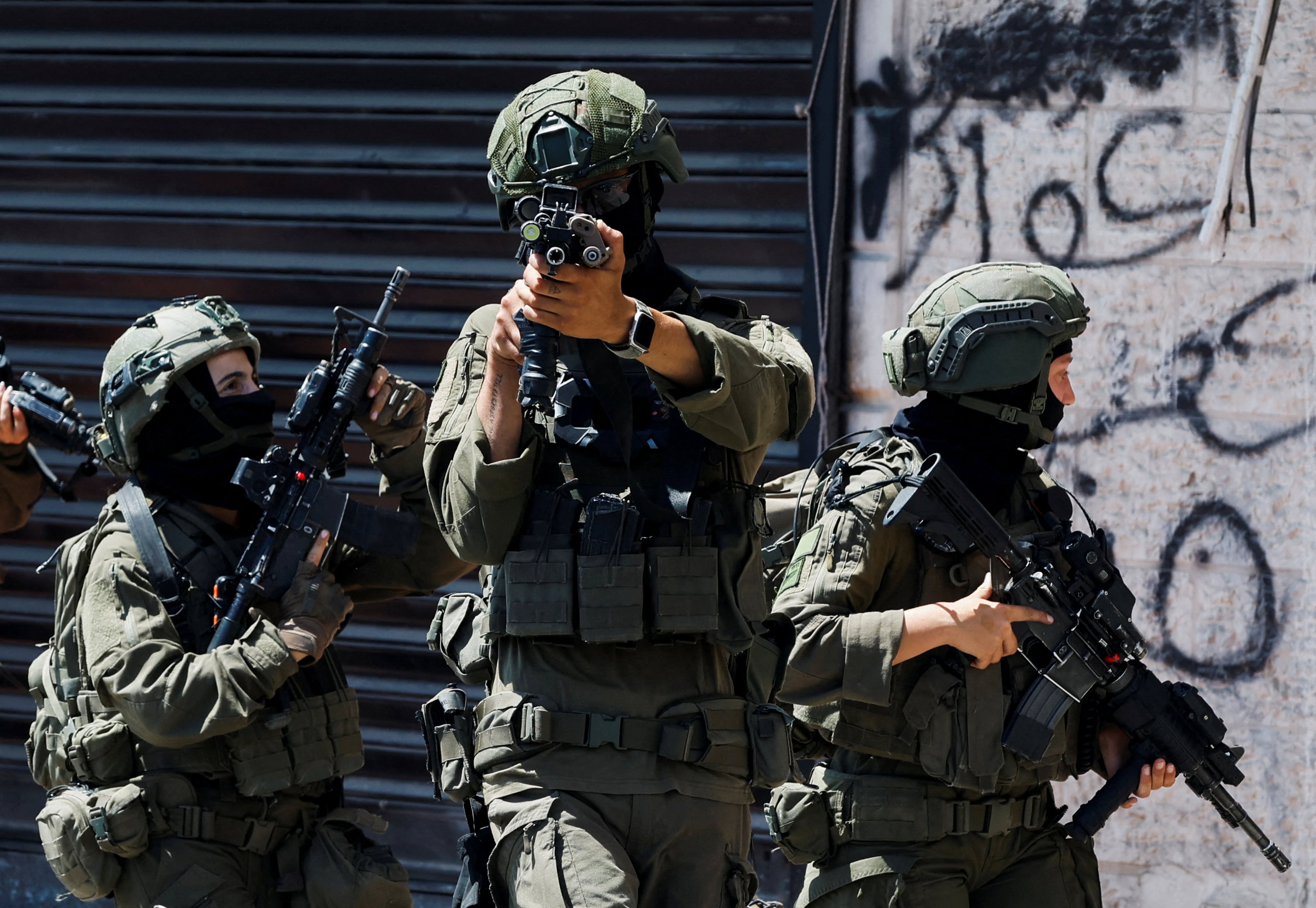 Image linked from the original feed: Israel continues Qalandiya raid after order to take over a Palestinian refugee camp