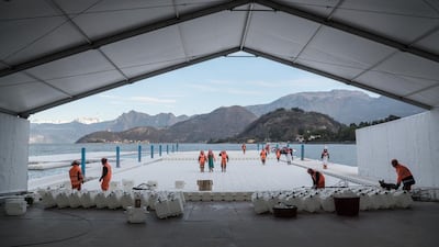 At the headquarters in Montecolino, construction workers build the piers. They are assembled in 100m-long segments and stored outside Montecolino on Lake Iseo. January 2016 Photo: Wolfgang Volz