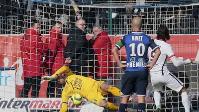 Paris Saint-Germain’s Uruguayan forward Edinson Cavani (R) scores a goal during the French Ligue 1 football match between Troyes and Paris Saint-Germain on March 13, 2016 at the Aube Stadium in Troyes. AFP / JACQUES DEMARTHON