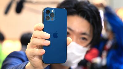 After Apple shifted to 5G in October 2020 with the iPhone 12 Series, North America and Western Europe recorded a natural increase in the sales penetration of 5G smartphones. Photo: AFLO