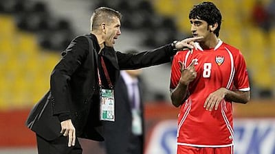 Srecko Katanec, the UAE coach, makes a point to Hamdan Al Kamali during the Asian Cup.