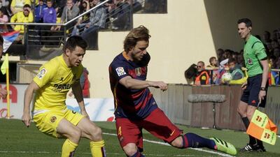 Barcelona’s Ivan Rakitic (R) and Villarreal’s Antonio Rukavina in action. REUTERS/Heino Kalis