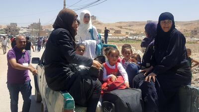 Syrian refugees arrive in Wadi Hamayyed, on the outskirts of Lebanon's northeastern border town of Arsal, to board buses bound for the northwestern Syrian town of Idlib on August 2, 2017. / AFP PHOTO / STRINGER