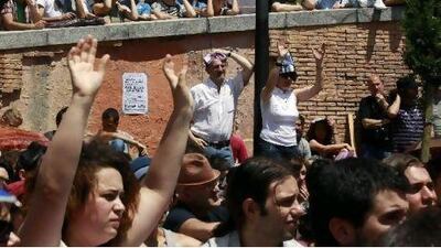 Demonstrators listen to a speaker at Madrid's Plaza Dos de Mayo May 28, 2011. Tens of thousands of protesters have joined those camped out for the past fourteen days at Madrid's Puerta del Sol, to protest against the government's handling of an economic crisis which broke out in 2008. REUTERS/Andrea Comas (SPAIN - Tags: CIVIL UNREST ELECTIONS POLITICS BUSINESS) *** Local Caption *** ACO12_SPAIN-ELECTIO_0528_11.JPG