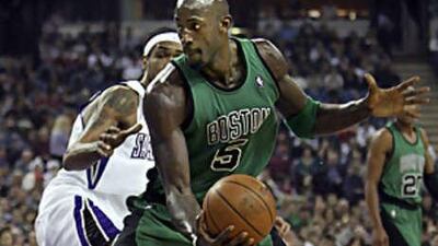The Boston Celtics forward Kevin Garnett (No 5) spins around Mikki Moore of the Sacramento Kings.