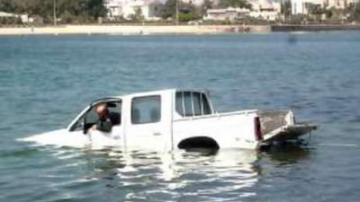Dubai Police learn underwater rescue techniques.