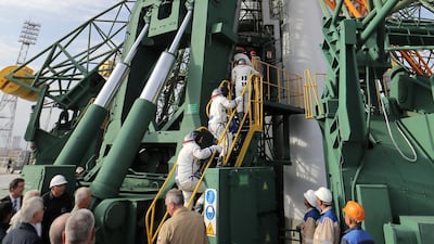 The three astronauts ascend the steps of the Soyuz. Maxim Shipenkov / AFP