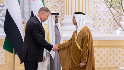 Sheikh Mansour bin Zayed, Deputy Prime Minister and Minister of the Presidential Court, greets President Iohannis. They are seen with the President. Mohamed Al Hammadi / UAE Presidential Court