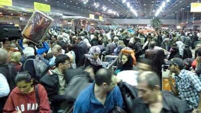 Passengers crowd the departures area at the Cairo International airport on January 30, 2011, as Egyptians across the nation take to the streets for the sixth straight day calling on the resignation of their long-term president Hosni Mubarak. AFP PHOTO/MICHEL MOUTOT