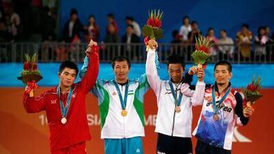 North Korea’s Yang Kyong-Il, left, and South Korea’s Kim Hyosub, right, at medal ceremony.