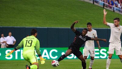 Georginio Wijnaldum of Liverpool shoots as Becker Alisson of AS Roma defends during a friendly match on August 1, 2016 in St Louis, Missouri. Jeff Curry / Getty Images / AFP