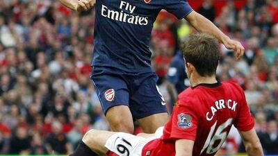 Michael Carrick, right, tackles Arsenal's Eduardo during Manchester United's 2-1 Premier League victory on Saturday at Old Trafford.