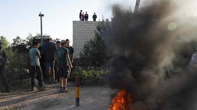 Israeli settlers burn tyres to protest against the evacuation. Menahem Kahana / AFP