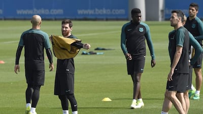 Barcelona's Lionel Messi puts his strip ahead of the team's training session. Lluis Gene / AFP