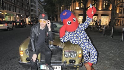 LONDON, ENGLAND - OCTOBER 02: Artist Philip Colbert (L) arrives with a cigarette smoking lobster at a private view of "Philip Colbert: New Paintings" at The Saatchi Gallery on October 2, 2017 in London, England. (Photo by David M. Benett/Dave Benett/Getty Images)