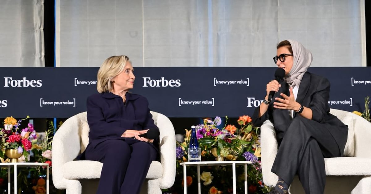 Noura Al Kaabi nimmt gemeinsam mit Hillary Clinton am Forbes 30/50 Summit ...