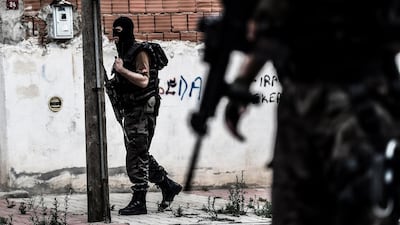 Turkish special police officers patrol the Sultanbeyli district of Istanbul on August 10, 2015 after twin attacks on the US consulate and a police station by militants from the DHKP-C. Ozan Kose/ AFP