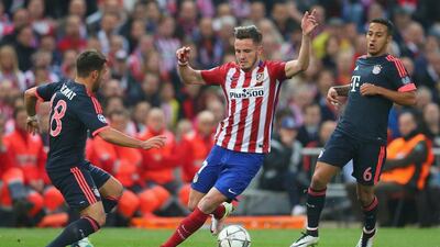 Saul Niguez of Atletico Madrid goes between Juan Bernat and Thiago Alcantara of Bayern Munich during the Uefa Champions League semi-final first leg match between Atletico Madrid and FC Bayern Munich at Vincente Calderon on April 27, 2016 in Madrid, Spain. (Photo by Alexander Hassenstein/Bongarts/Getty Images)