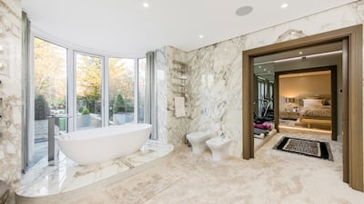 The bathroom with views of the garden.