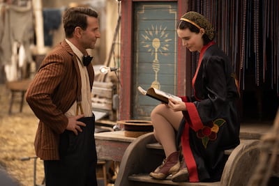 Bradley Cooper and Rooney Mara in 'Nightmare Alley'. Photo: 20th Century Studios