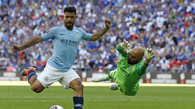 TOPSHOT - Manchester City's Argentinian striker Sergio Aguero (L) goes around Chelsea's Argentinian goalkeeper Willy Caballero but puts his shot wide during the English FA Community Shield football match between Chelsea and Manchester City at Wembley Stadium in north London on August 5, 2018. / AFP PHOTO / Ian KINGTON / NOT FOR MARKETING OR ADVERTISING USE / RESTRICTED TO EDITORIAL USE