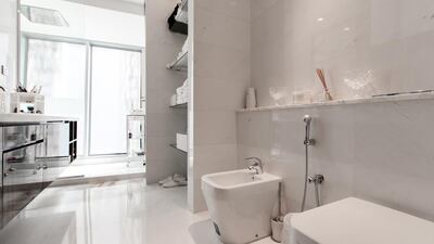 The Cayan Tower penthouse has five bedrooms all en suite, comprising four guest bedrooms and one huge master suite. Courtesy Luxhabitat