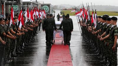 The coffin cointaining the mortal remains of a victim of the plane crash in Colombia arrives in Chapeco, Brazil on December 3, 2016. Paulo Whitaker / Reuters