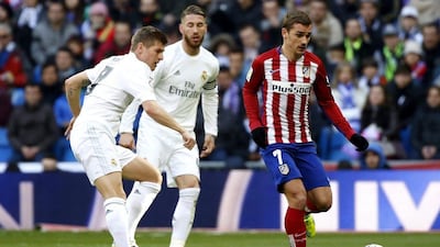 epa05183982 Real Madrid's German midfielder Toni Kroos (L) duels for the ball with Atletico Madrid's French midfielder Antoine Griezmann (R) during the Spanish Liga Primera Division soccer match played at Santiago Bernabeu stadium in Madrid, Spain, 27 February 2016. EPA/Sergio Barrenechea